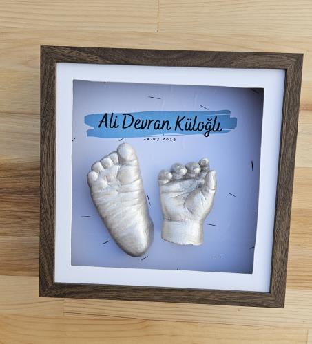 Kişiye Özel Mavi İsimli Ceviz Renk Çerçeve ile El ve Ayak Heykel Kiti