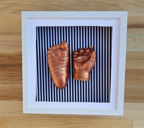 Beyaz Çerçeveli Çizgili İç Fon El ve Ayak Heykel Kiti