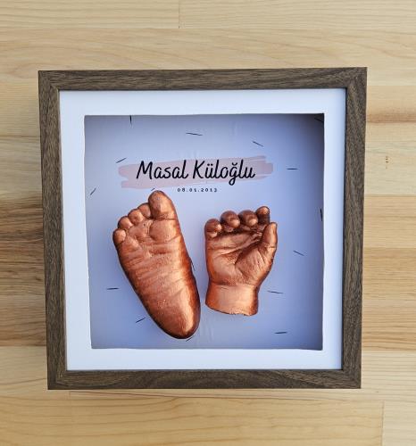 Kişiye Özel Pembe İsimli Ceviz Renk Çerçeve ile El ve Ayak Heykel Kiti